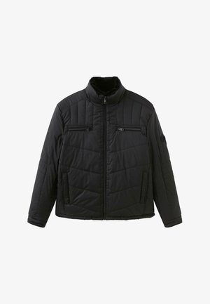 Czarna ocieplana kurtka z wysokim kołnierzem, zapinana na zamek, z dwiema kieszeniami na klatce piersiowej zapinanymi na zamek, dwiema kieszeniami po bokach oraz fakturowanymi panelami na ramionach i rękawach.