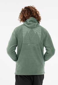 Fleece hoodie in gedempt groen, met een geometrisch bergpatroon in een lichtere tint op de achterkant, met een relaxte pasvorm en capuchon.