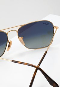 Ray-Ban CARAVAN - Óculos de sol - gold light grey/gradient dark grey
