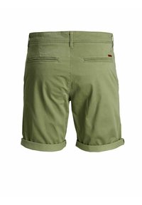Shorts en coton verts avec ourlet retroussé, dotés de deux poches arrière et d'un détail en cuir sur la ceinture. Texture lisse et design décontracté.