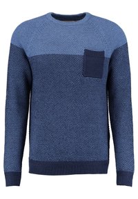 Pull en tricot bleu marine avec une finition texturée, présentant une bande horizontale bleu clair et une poche patch sur le côté gauche de la poitrine.