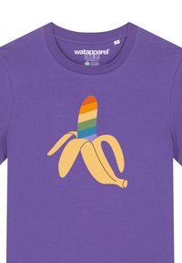 Paarse katoen T-shirt met een gele bananagrafiek met een regenbooggestreepte bovenkant, ronde hals en korte mouwen.