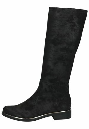 Botte noire en daim montant jusqu'au genou avec un talon bas et une bordure argentée le long de la semelle, vue du côté extérieur.
