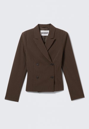 Blazer marrón de raya diplomática, de doble botonadura, con solapa muesca, mangas largas y dos botones en la parte delantera; diseño de cintura estructurada.