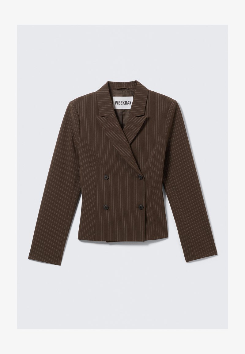 Blazer double-breasted marron à rayures avec un col cranté, des manches longues et deux boutons à l'avant ; conception de taille structurée.