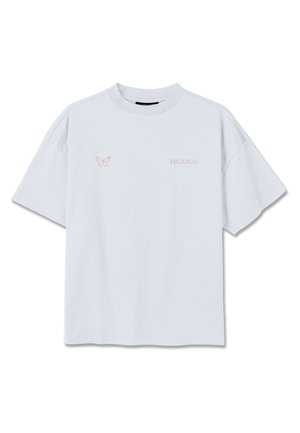 Bela majica s kratkimi rokavi z majhnim roza metuljčkom in napisom "PEGADOR" na prsih, okrogel izrez in sproščen kroj.