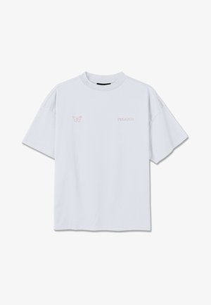 Valge lühikeste varrukatega T-särk, mille rinnal on väike roosa liblikapilt ja tekst "PEGADOR", ümara kaelusega ja lõdva lõikega.