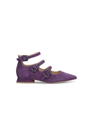 Chaussures à brides de cheville en daim violet avec trois boucles décoratives, un bout pointu et un petit talon carré. Texture lisse et design minimaliste.