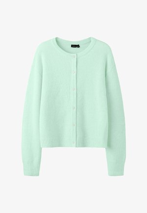Lys mintgrønn strikket cardigan med rund hals, lange ermer, ribbestrikkede mansjetter og kant, og frontknapping med seks knapper.