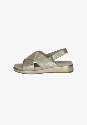 Sandale métallisée dorée avec brides croisées, bout ouvert, bride arrière réglable, semelle rembourrée et talon plat. Texture lisse avec une légère brillance.