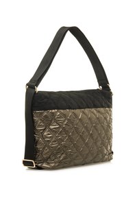 Borsa metallizzata grigia trapuntata con accenti in tessuto nero. Cinghia nera regolabile con hardware dorato, caratterizzata da una forma rettangolare pulita.