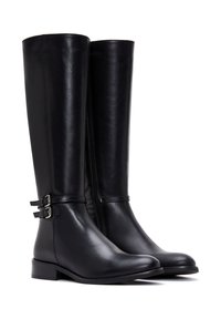 Botas de cuero negras hasta la rodilla con punta afilada, que presentan dos hebillas plateadas en el cañón y una cremallera lateral para ponerlas y quitarlas fácilmente.
