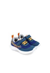 Zapatillas deportivas azules con parte superior de malla y ante, correas de Velcro, acentos amarillos y una suela blanca texturizada. Cuenta con un detalle reflectante.
