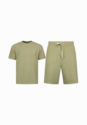 Korte mouwen olijfgroen T-shirt met textuur en bijpassende shorts met trekkoord op een witte achtergrond.
