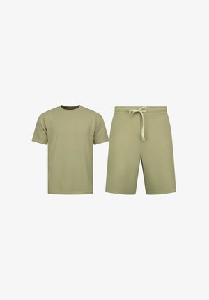 Korte mouwen olijfgroen T-shirt met textuur en bijpassende shorts met trekkoord op een witte achtergrond.