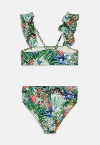 Bikini komplet s cvetličnim vzorcem, ki vključuje ruffled bralette z nastavljivimi naramnicami in ujemajočimi se hlačkami, v zelenih, modrih in živahnih barvah.