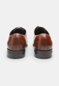 Bata Stringate eleganti - marrone
