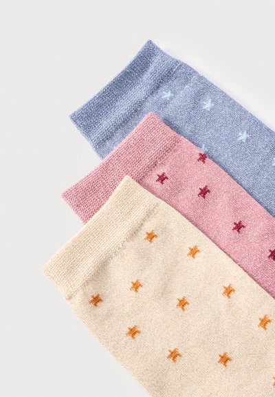 Τρεις διπλωμένες πλεκτές κάλτσες σε ανοιχτό μπλε, ροζ και μπεζ, η κάθε μία με ένα μικρό αντιθετικό σχέδιο αστεριού σε λευκό φόντο.