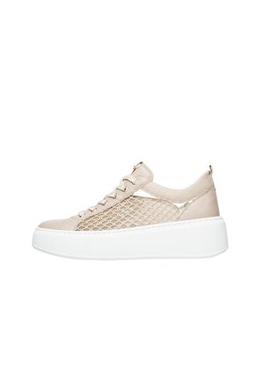 Sneaker beige con pannello in mesh strutturato, punta tonda e suola platform bianca. Presenta lacci e dettagli in metallo dorato.