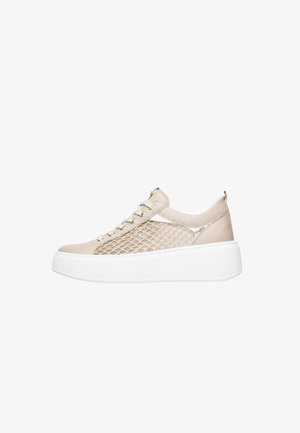 Sneaker beige con pannello in mesh strutturato, punta tonda e suola platform bianca. Presenta lacci e dettagli in metallo dorato.