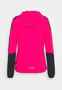 Veste à capuche rose vif avec manches noires et parties inférieures des bras noires, montrant le dos avec un petit logo blanc Vaude près de l'ourlet.