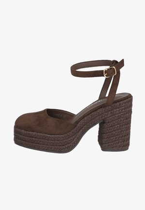 Sandalia de tacón plataforma de ante marrón con suela de cuerda trenzada, tacón ancho, punta cerrada y correa de hebilla en el tobillo.