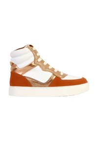 Baskets montantes en cuir blanc avec des accents en or rose métallisé, des panneaux en daim orange et une semelle en caoutchouc blanc texturé.