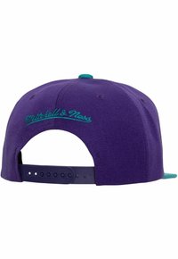 Mitchell & Ness SIDEPATCHES CHARLOTTE HORNETS - Gorra - purple