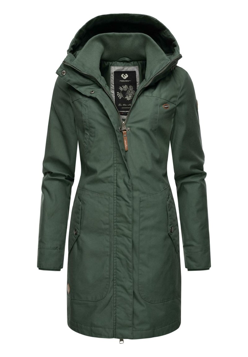Veste à capuche verte avec fermeture éclair, deux poches avant et une taille légèrement cintrée. Dotée d'une doublure intérieure texturée et d'accents de logo.