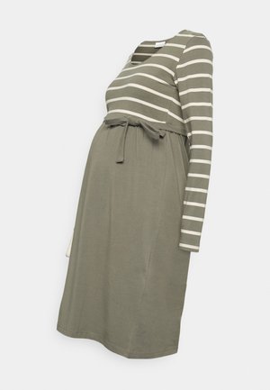 Robe de maternité vert olive avec de longues manches rayées, encolure ronde et ceinture en tissu nouée au-dessus de la taille empire.
