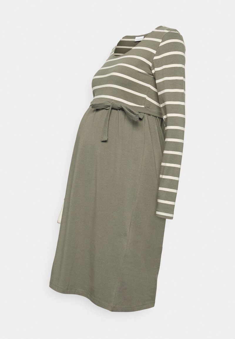 Vestido de maternidad verde oliva con mangas largas a rayas, escote redondo y cinturón de tela atado por encima de la cintura imperio.