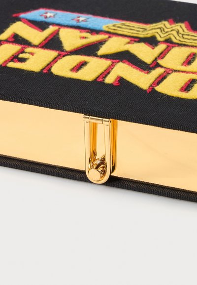 Pochette en tissu noire avec texte brodé multicolore et fermoir métallique doré sur le bord inférieur.
