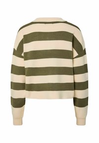 Pulover z belo in olivno zeleno črtami. Ima široke vodoravne črte, okrogel izrez in rebraste manšete. Mehek pleten videz, krajši kroj.