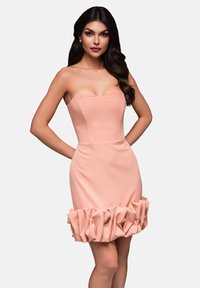 Robe rose sans bretelles avec un corsage ajusté et un ourlet volanté. Fabriquée en tissu lisse, elle présente une silhouette épurée et des accents texturés.