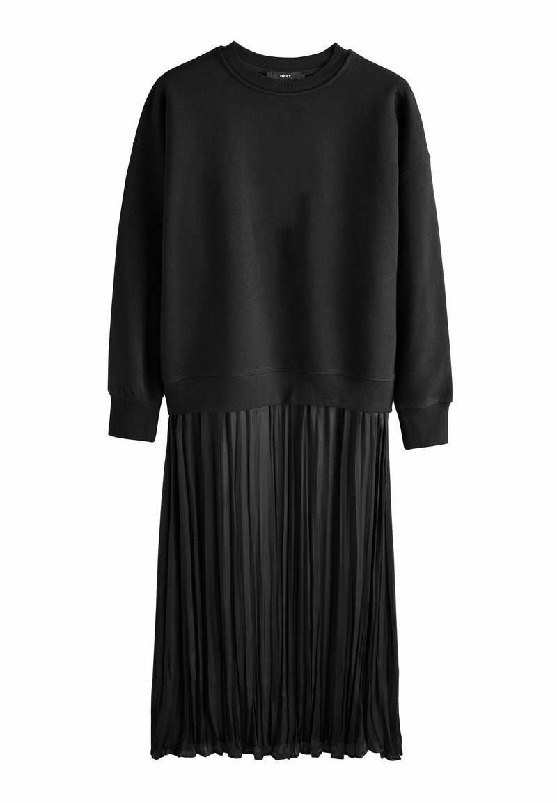 Schwarzes Kleid mit einem taillierten Sweatshirt-Oberteil und einem gefältelten Rock. Der Stoff ist oben glatt und unten fließend mit Textur.