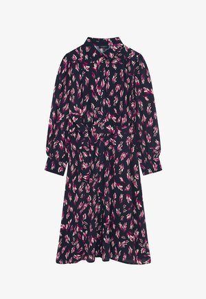 Kwiecista sukienka z granatowym tłem, w różowe i białe wzory liści, z długimi rękawami, kołnierzykiem i paskiem w talii.
