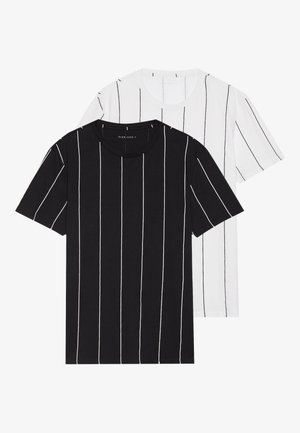 Twee t-shirts met korte mouwen, één zwart met witte verticale strepen en één wit met zwarte verticale strepen, gemaakt van een gladde stof.