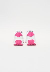 Hvide sneakers med pink detaljer, der har en tekstureret overflade, polstret hæl og en tydelig logo på sålen. Stabilt mønster på sålen.