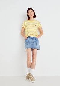 Levi's® T-shirt imprimé - sandy/script yellow