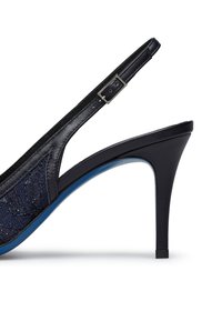 Scarpa slingback nera con tacco, realizzata in tessuto blu scuro texture, con cinturino sottile regolabile e un elegante tacco a spillo.