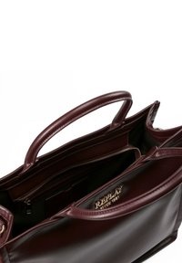 Sac à main en cuir bordeaux avec une texture lisse, deux poignées supérieures et un logo de marque embossé en or à l'intérieur. Il dispose d'une poche zippée et d'un intérieur spacieux.