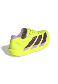 Scarpe da corsa in giallo neon con accenti viola, caratterizzate da un design leggero, tessuto testurizzato e audaci motivi a strisce sui lati.