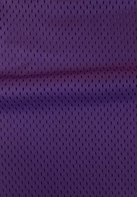 Tissu en maille respirante violet avec de petits trous ovales espacés régulièrement et un pli horizontal au centre.