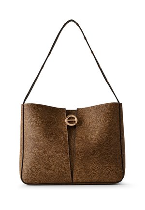 Borsa a tracolla in pelle marrone con finitura testurizzata, caratterizzata da una distintiva apertura frontale e da una chiusura metallica circolare. Tracolla lunga.