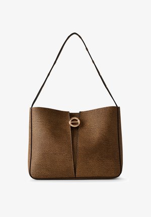 Sac à main en cuir marron avec une finition texturée, présentant une fente frontale distinctive et une fermeture à accent métallique circulaire. Longue bandoulière.