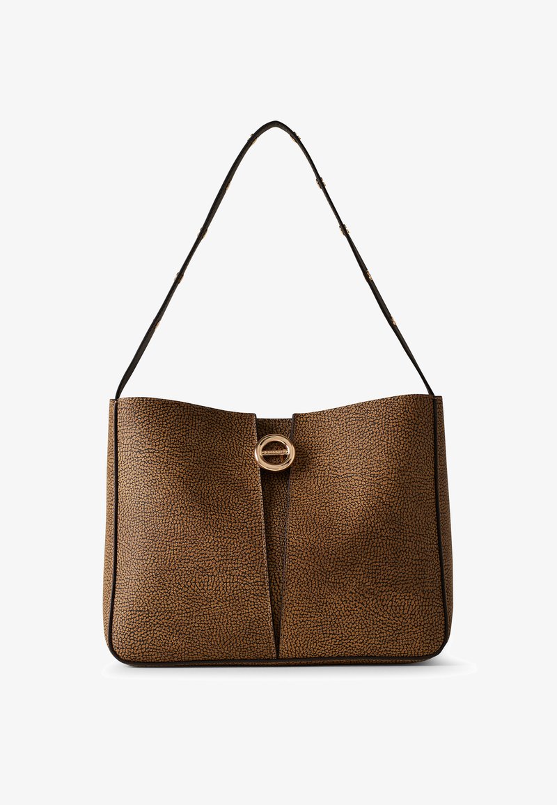 Sac à main en cuir marron avec une finition texturée, présentant une fente frontale distinctive et une fermeture à accent métallique circulaire. Longue bandoulière.