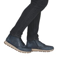 Sneaker alte in pelle blu con pannelli testurizzati, punta rotonda, chiusura con lacci e suola in gomma con un bordo beige a contrasto.