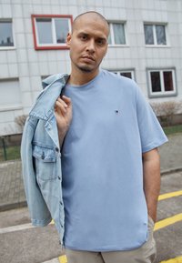 Tommy Hilfiger TEE - T-shirt básica - daybreak blue