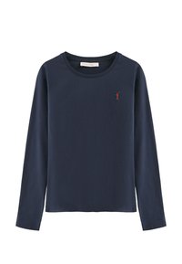 T-shirt a manica lunga navy in cotone con collo a girocollo e un piccolo logo rosso ricamato sul petto. Tessuto liscio, vestibilità comoda.
