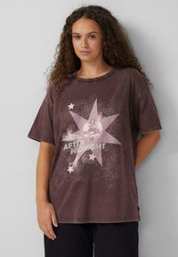 Übergroßes T-Shirt mit kurzen Ärmeln aus dunkelviolettem Baumwollstoff, mit einem grafischen Druck, der einen Stern, eine Discokugel und Text zeigt, mit ausfransenden Kanten.